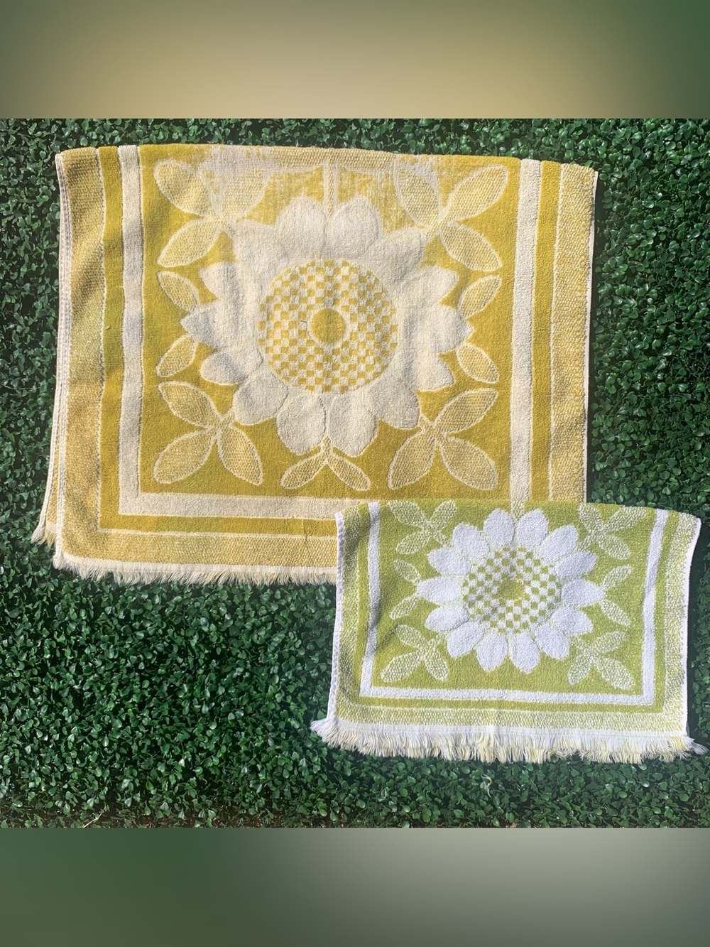 Vintage 70s St Mary’s Cotton Mod Yellow & Green Sunflower Bath & Hand Towel Set